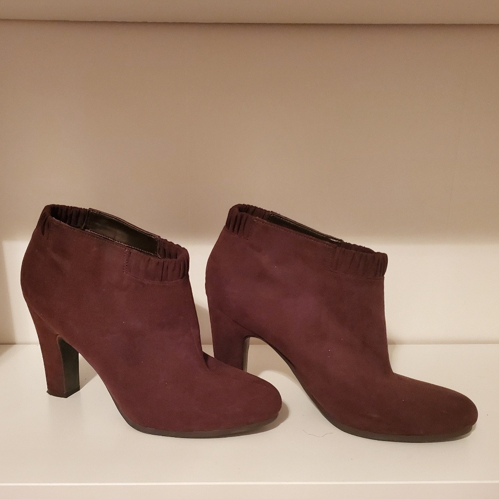 Sam&Libby Chocolate faux suede bootie wins size 9
